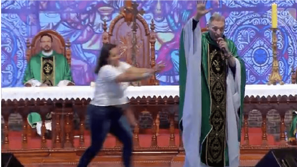 Mulher invade altar e empurra padre durante missa