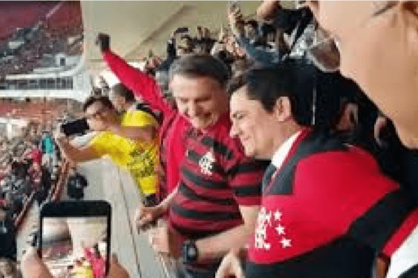 Sergio Moro é ovacionado ao lado de Bolsonaro durante jogo do Flamengo