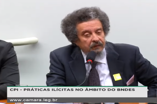 Aparentemente irreconhecível João Santana depõe na CPI do BNDES