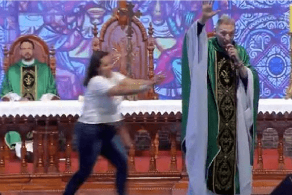 Mulher invade altar e empurra padre durante missa