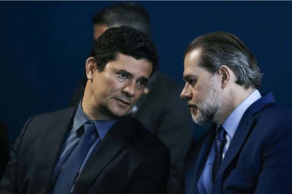 Sérgio Moro avisa Toffoli sobre 'ataque hacker' a celulares de ministros