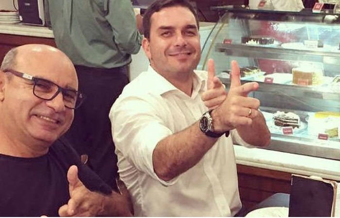Jair Bolsonaro afirma que Queiroz já depôs e isentou Flávio