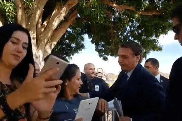 Presidente Bolsonaro questiona viés da velha imprensa