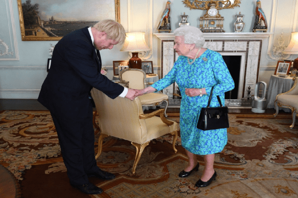 Rainha da Inglaterra aceita suspender parlamento britânico a pedido de Boris Johnson