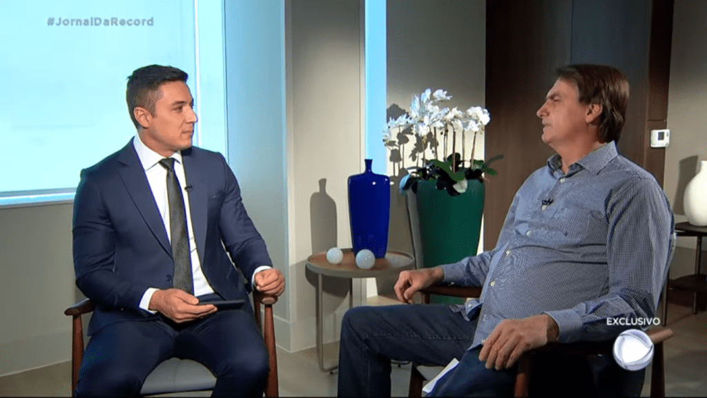 Presidente Bolsonaro em entrevista a Record Comenta fala de Carlos Bolsonaro sobre democracia