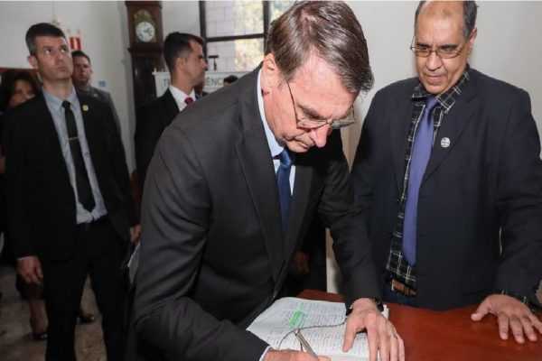 Bolsonaro assina decreto de gratuidade de publicações de órgãos federais no DOU