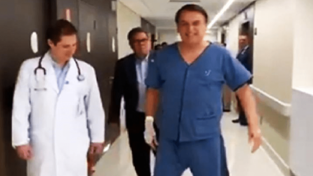 Bolsonaro caminha pelo hospital acompanhado de fisioterapeuta após cirurgia