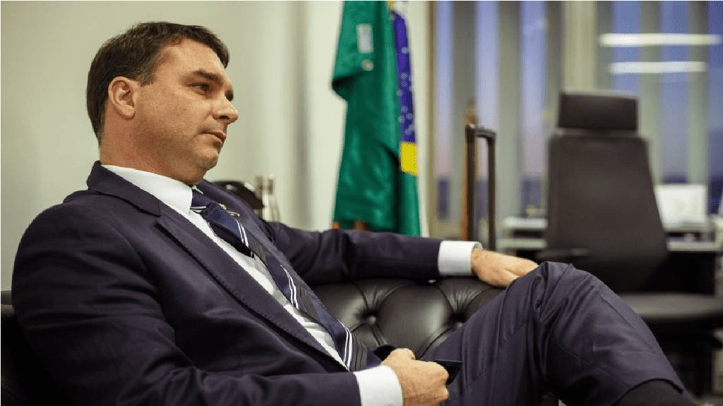 Flávio Bolsonaro questiona STF sobre Queiroz