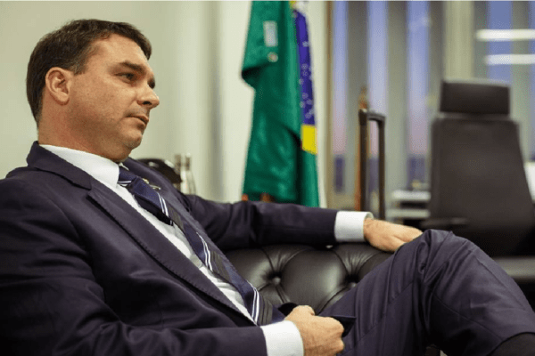 Flávio Bolsonaro questiona STF sobre Queiroz