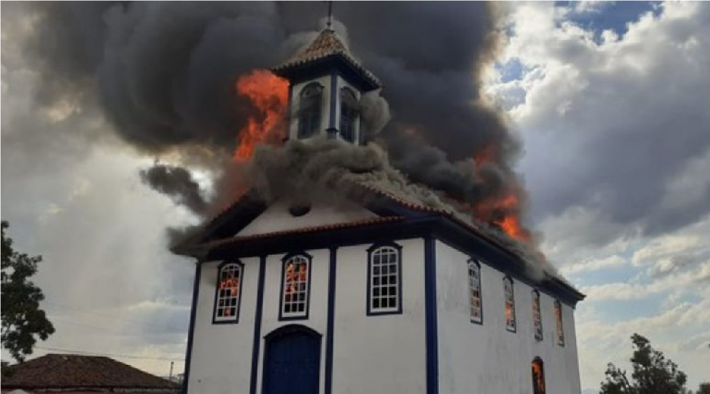 Igreja destruída por incêndio passará por perícia hoje