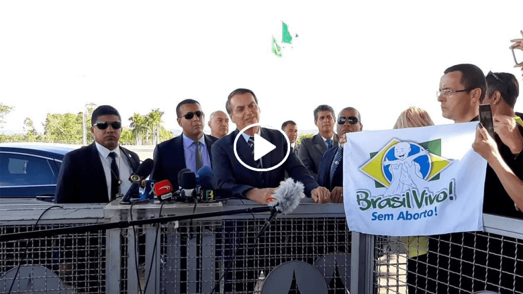 Bolsonaro diz "Não quero mais ler a Folha de SP e ponto final"