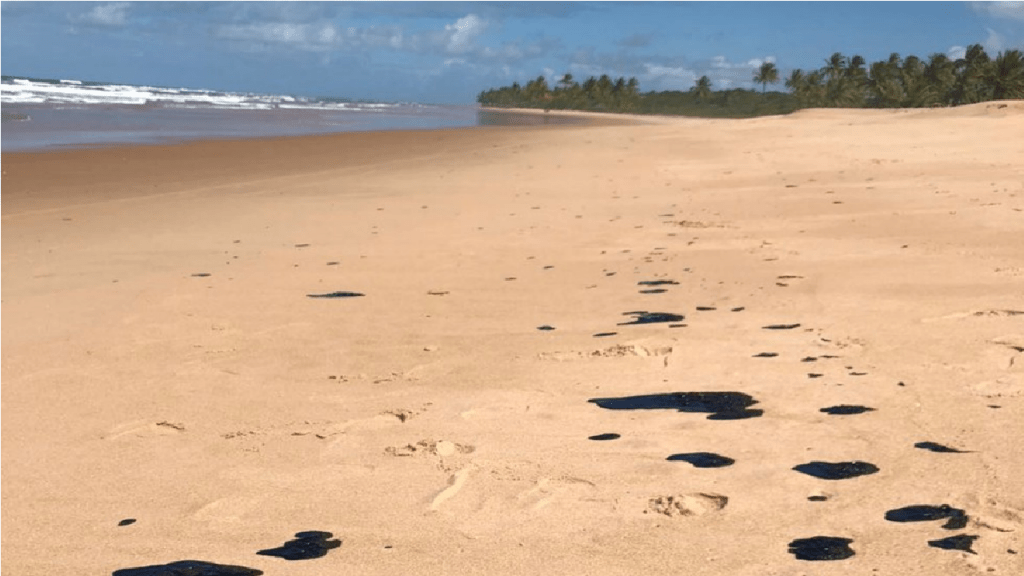 Novas manchas de óleo aparecem na praia do Cassange, sul da Bahia