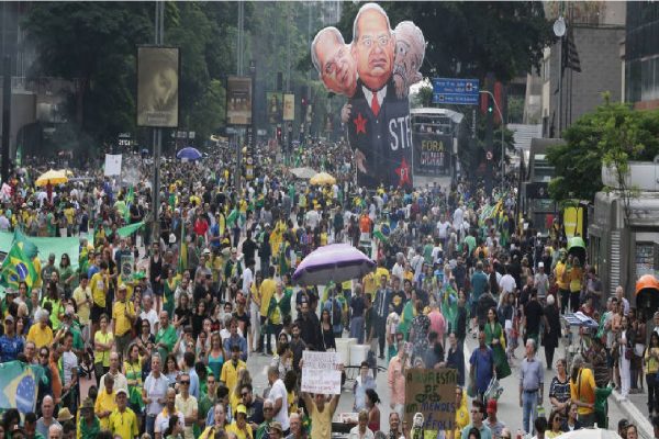 Com gritos de fora Gilmar, Brasileiros lotam as ruas do país