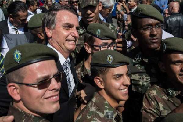 Bolsonaro diz que as Forças Armadas são âncora do governo