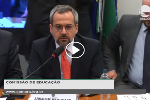 Brasileiros colocam o Ministro da Educação nos assuntos mais comentados: #FechadosComWeintraub