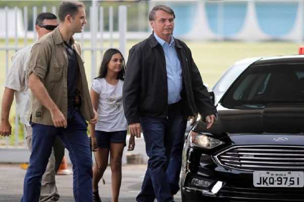 Após brincar com Laurinha candidata em 2040, Presidente chega ao Guarujá para descanso