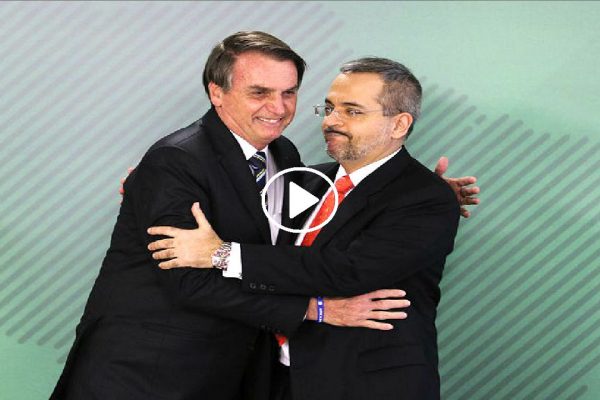 Governo Bolsonaro anunciaaa livro didático mais barato, sem política e sem ideologia.