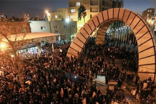 Iranianos vão às ruas para protestar contra governo do Irã