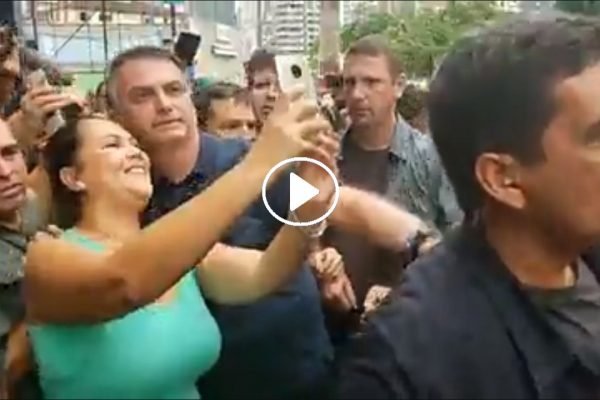 Bolsonaro é ovacionado por em Praia Grande