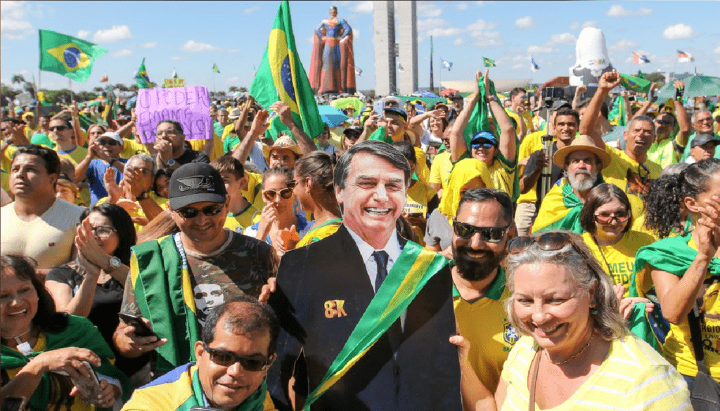 Apoiadores do Presidente Bolsonaro realizam mais um ato em apoio ao governo