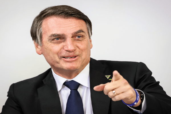 Aprovação do governo Bolsonaro dispara durante pandemia da Covid-19