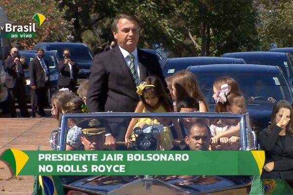 Bolsonaro participa de desfile emocionante com crianças em comemoração ao Dia da Independência do Brasil