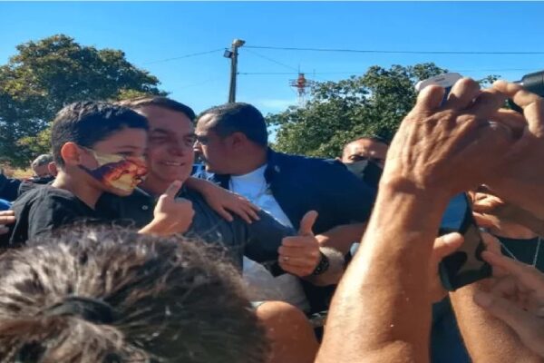 Bolsonaro é ovacionado durante visita à Ferrovia de Integração Oeste Leste na Bahia
