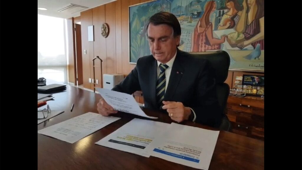 "Está proibido falar a palavra Renda Brasil, vamos continuar com o Bolsa Família" diz Bolsonaro
