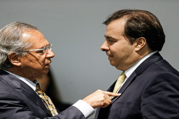 Paulo Guedes se afastará de articulação "direta" do governo com o Congresso