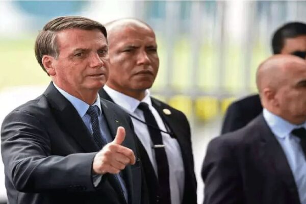 Bolsonaro recorre da decisão de Celso de Mello e pede depoimento por escrito