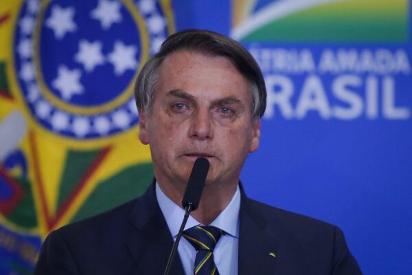 Bolsonaro relembra a facada em evento, não segura a emoção e chora