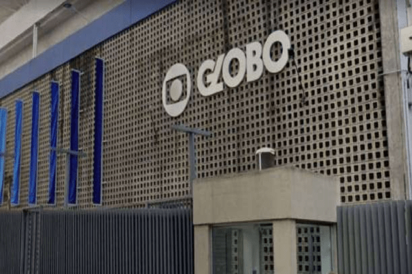 Após utilizar fotos antigas de panelaços em matéria contra Bolsonaro, Rede Globo “se corrige” mais uma vez