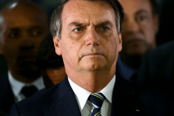 Bolsonaro passa por cirurgia para retirada de cálculo da bexiga