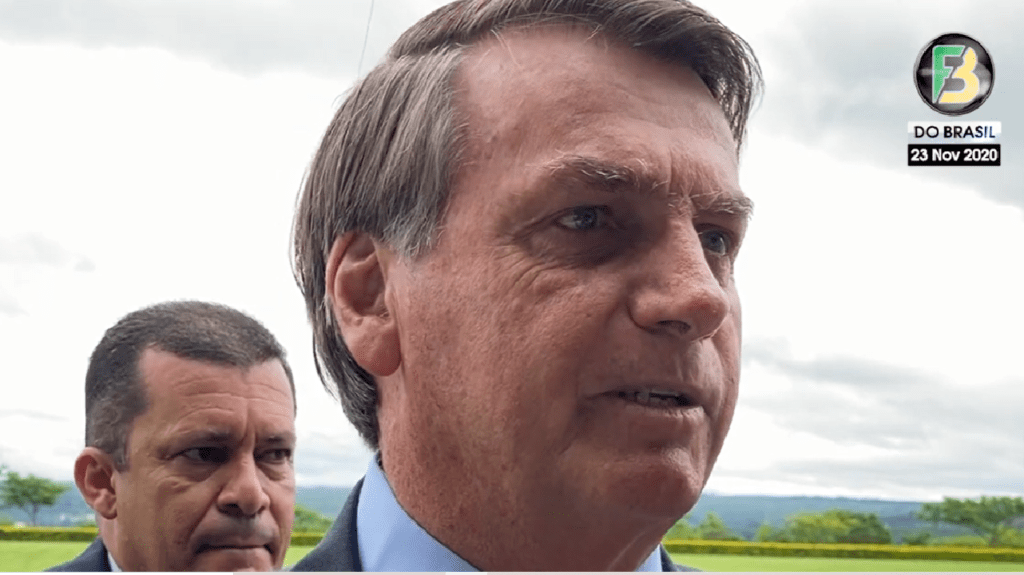 "A politica do fique em casa e a economia a gente vê depois, tá tendo reflexo agora" critica Bolsonaro