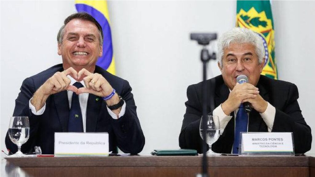 Bolsonaro diz que trabalha, desde fevereiro, ao lado da ciência, no combate à COVID-19