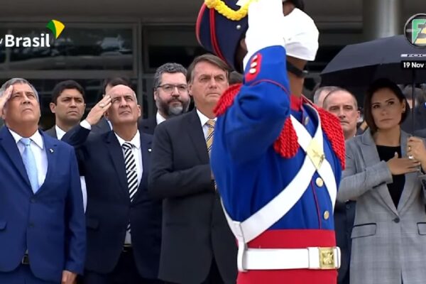 Bolsonaro e ministros participam do hasteamento no Dia da Bandeira