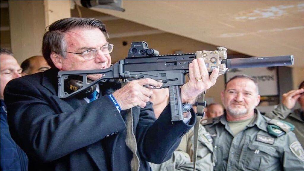 Bolsonaro manda recado a "vagabundos" e dispara: "Durmo armado"