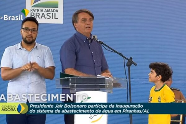 "Vamos nos preocupar com política" diz Bolsonaro sobre eleições municipais