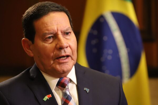 General Mourão diz que quem compra madeira ilegal da Amazônia são empresas e não países