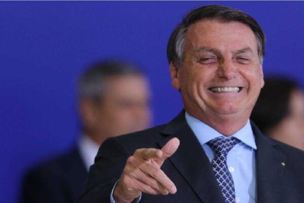 "Mais uma que Jair Bolsonaro ganha da redação" diz Presidente após suspensão da Coronavac