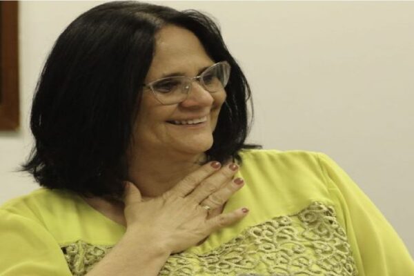Ministra Damares Alves volta defender "vida desde a concepção"