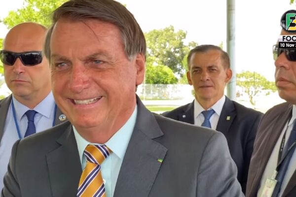 Presidente Bolsonaro diz que quem paga pesquisa eleitoral "sai na frente"