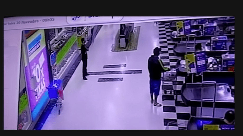 Vídeo mostra últimos minutos de João Alberto antes de morrer em Loja do Carrefour