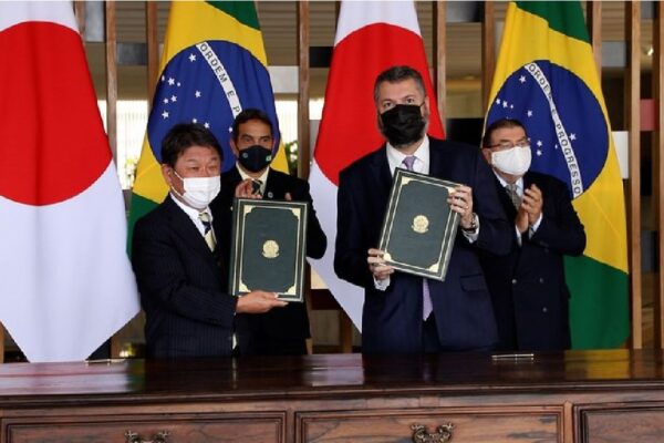 Bolsonaro comemora assinatura do acordo de cooperação em tecnologias para grafeno e nióbio entre Brasil e Japão