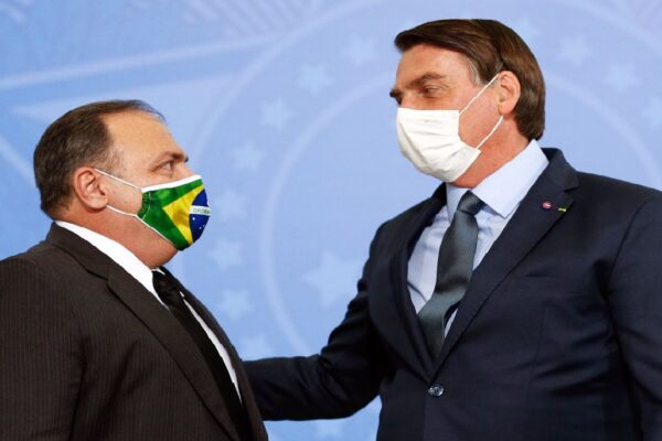 Bolsonaro diz que governo suspendeu compras de seringas até que "os preços voltem à normalidade"