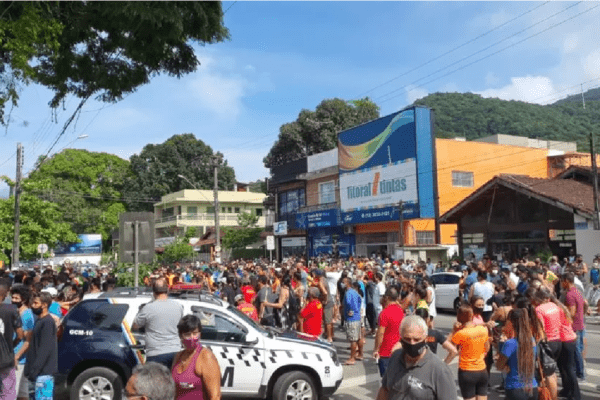 Comerciantes protestam em Ubatuba contra o fechamento do comércio