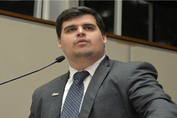 "Ditadura" de Kalil em BH: “O prefeito reduziu os leitos de Covid e agora põe a culpa no trabalhador”, critica deputado Bolsonarista