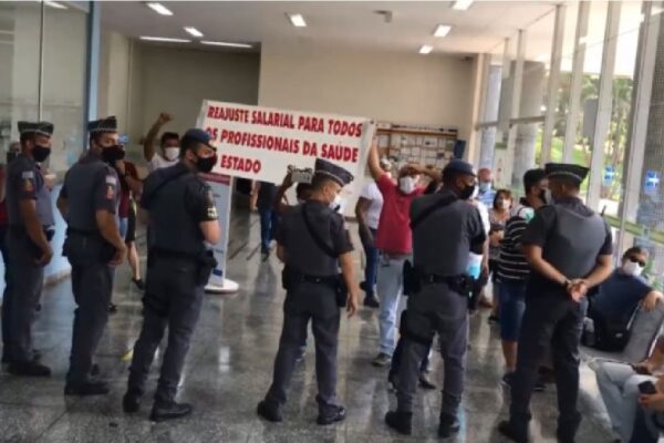 Em Ribeirão Preto, João Doria é recebido com protestos