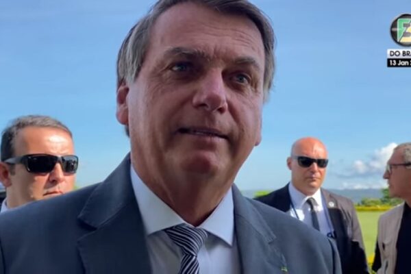 Bolsonaro critica Kalil e diz que ele "está fazendo barbaridades, fechando tudo"