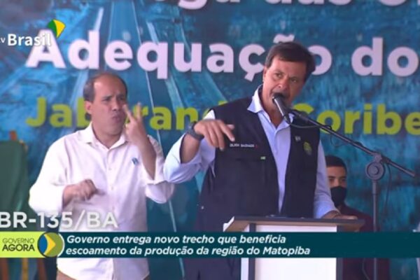 "Enquanto o povo fica iludindo os outros na televisão, nós trabalhamos aqui e vamos vacinar o Brasil todo" diz ministro do Turismo